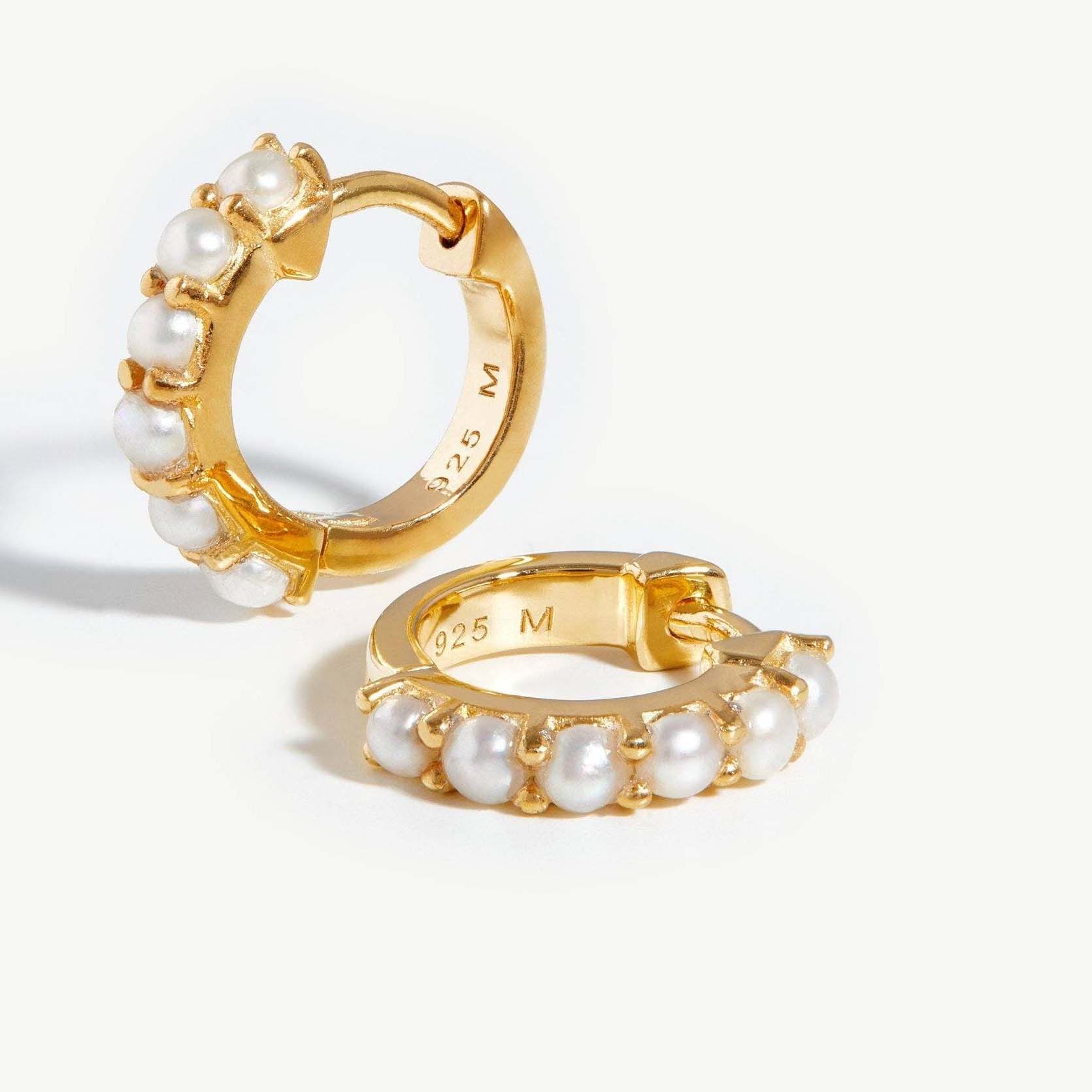 Un fabricant de bijoux pour petites boucles d'oreilles en perles d'argent sterling plaqué 14 carats
